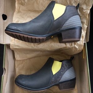 Keen Morrison Chelsea boots, booties